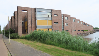 915100 Gezicht op de achtergevels van woningen aan het Jacques Offenbachplantsoen, vanaf de Rijnkennemerlaan-Noord in ...